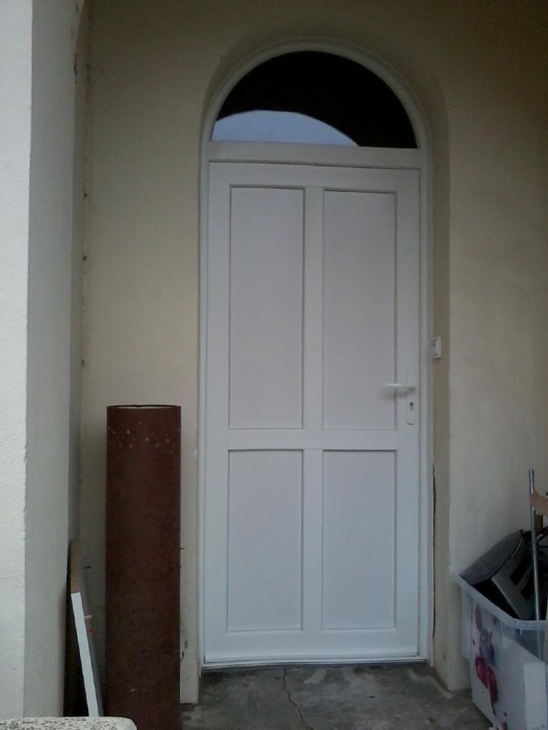 Porte d'entrée PVC modèle CAPARIS cintrée
