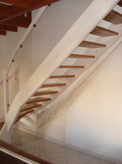 escalier en pin teinté 2 couleurs et garde corps en plexiglas Absolu Bois