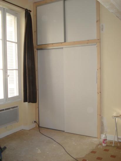 Agencement d'un studio avec pose d'un placard avec portes coulissantes